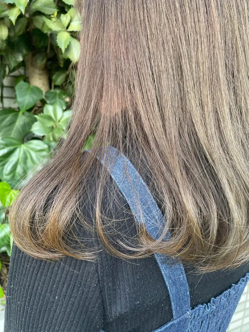 ミディアム カラー ベージュカラー ブリーチ ブリーチなしカラー オリーブベージュ カワシマ セイカのヘアスタイル