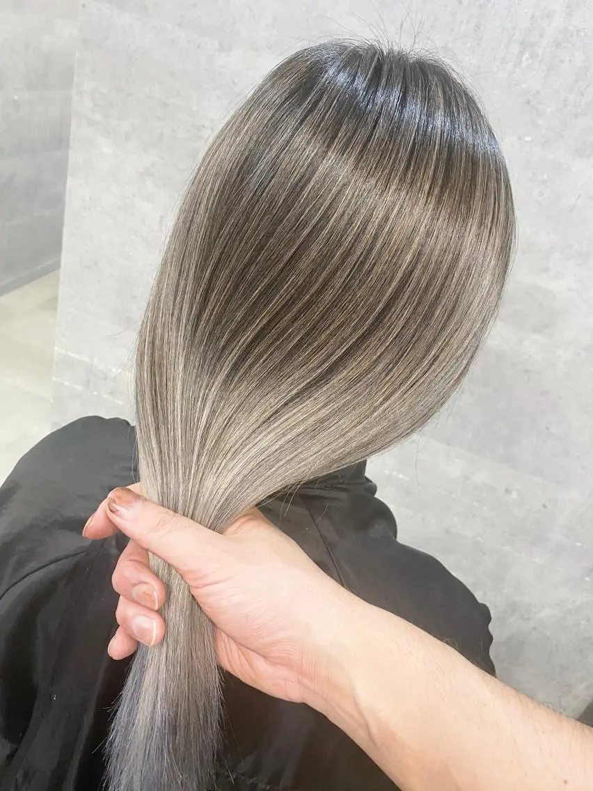ミディアム カラー ネイル マツエク・マツパ アイブロウ バレイヤージュ レイヤーカット 井上 一平のヘアスタイル