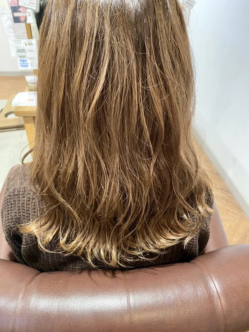 ミディアム カラー ベージュカラー ブリーチ ミルクティーベージュ 美髪・髪質改善 有田怜平のヘアスタイル