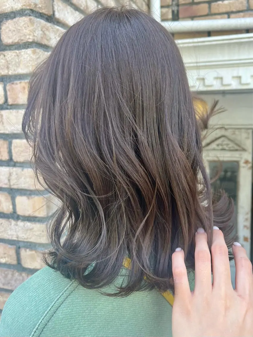 ミディアム カラー ヘアアレンジ ベージュカラー ブリーチ グレージュ ミルクティーベージュ ミルクティーグレージュ カット ヘアカラー トリートメント レイヤー/グレージュ 🤍奥開梨恵のヘアスタイル