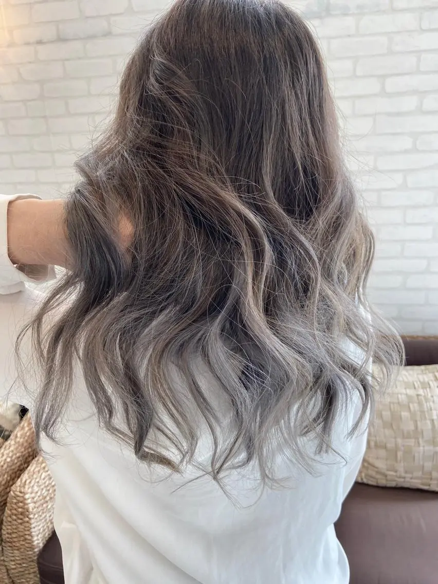 セミロング カラー 透明感カラー シルバー 浅川 実行のヘアスタイル
