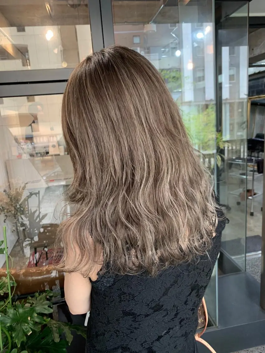 ミディアム カラー レイヤーカット 西村あきやのヘアスタイル