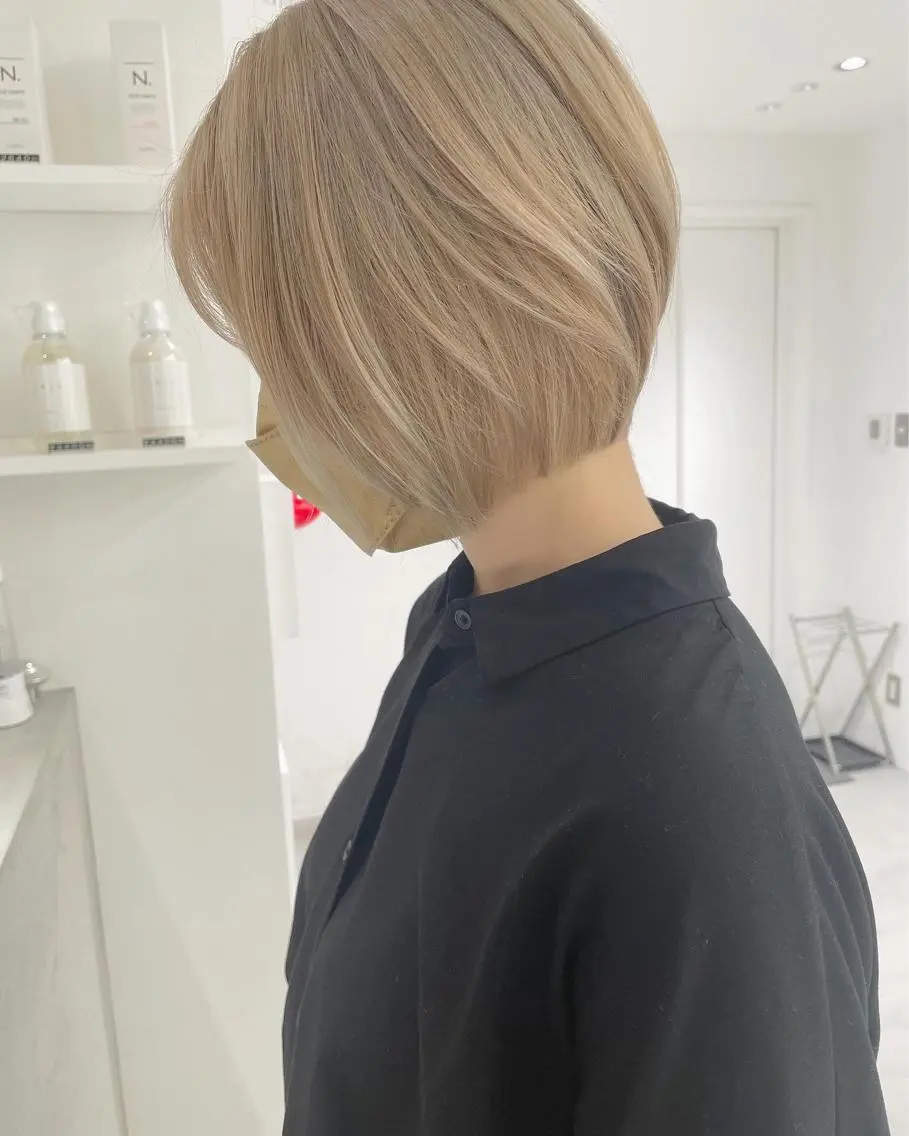 ショート カラー アディクシーカラー バレイヤージュ ベージュカラー ブリーチ ケアブリーチ ito. ブリーチ/髪質改善のヘアスタイル
