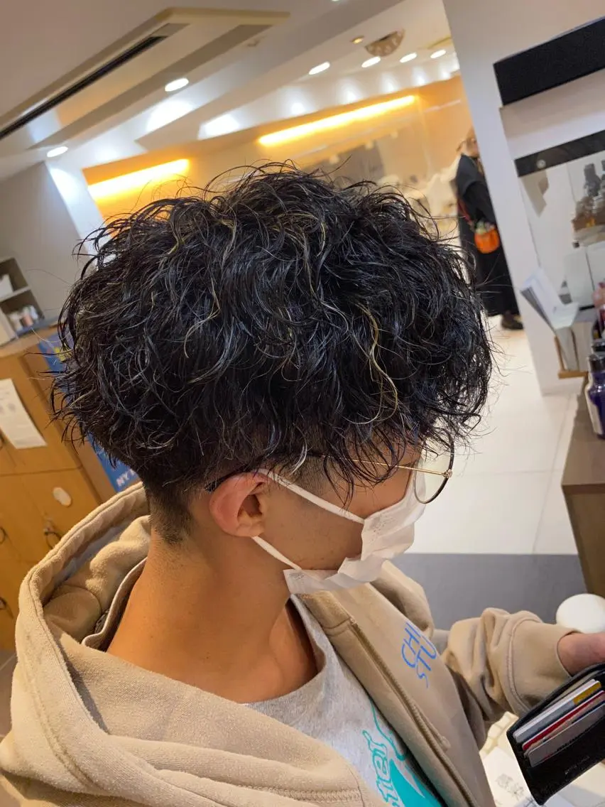 ショート パーマ メンズ メンズハイライト メンズパーマ ハイライト 塩谷黎✨イルミナ カラーメンズパーマ✨のヘアスタイル
