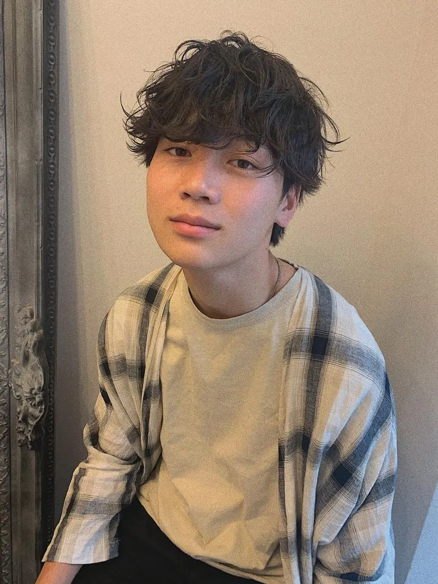 ミディアム メンズ ミディアムパーマ マッシュ メンズパーマ 三矢 ちなつのヘアスタイル