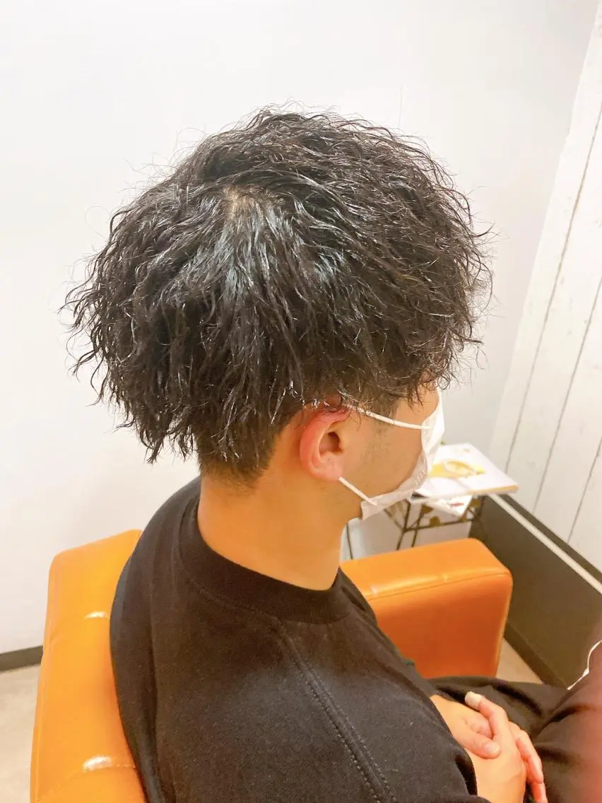 カラー メンズ メンズハイライト メンズメッシュ ベージュカラー ハイライトカラー メッシュ カット パーマ 岡垣 幸汰のヘアスタイル