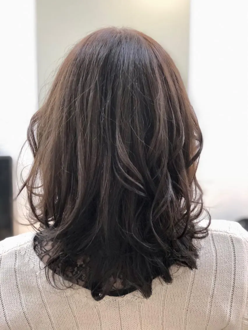 ミディアム アッシュ 外ハネヘア カット ヘアカラー トリートメント H by Real meのヘアスタイル