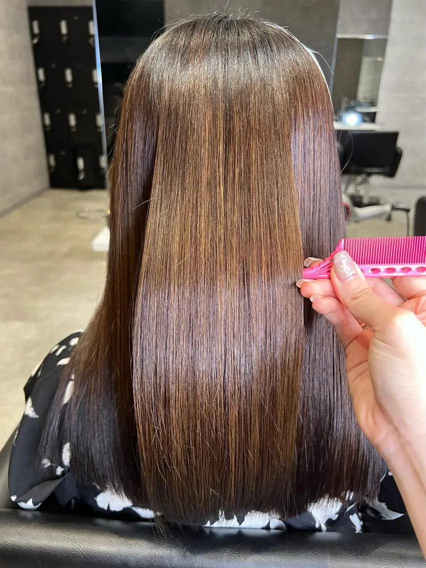 ロング カラー ヘアアレンジ ベージュカラー ブリーチ ダブルカラー ミルクティーベージュ ヨシンモリ hiiko顔まわり カットのヘアスタイル