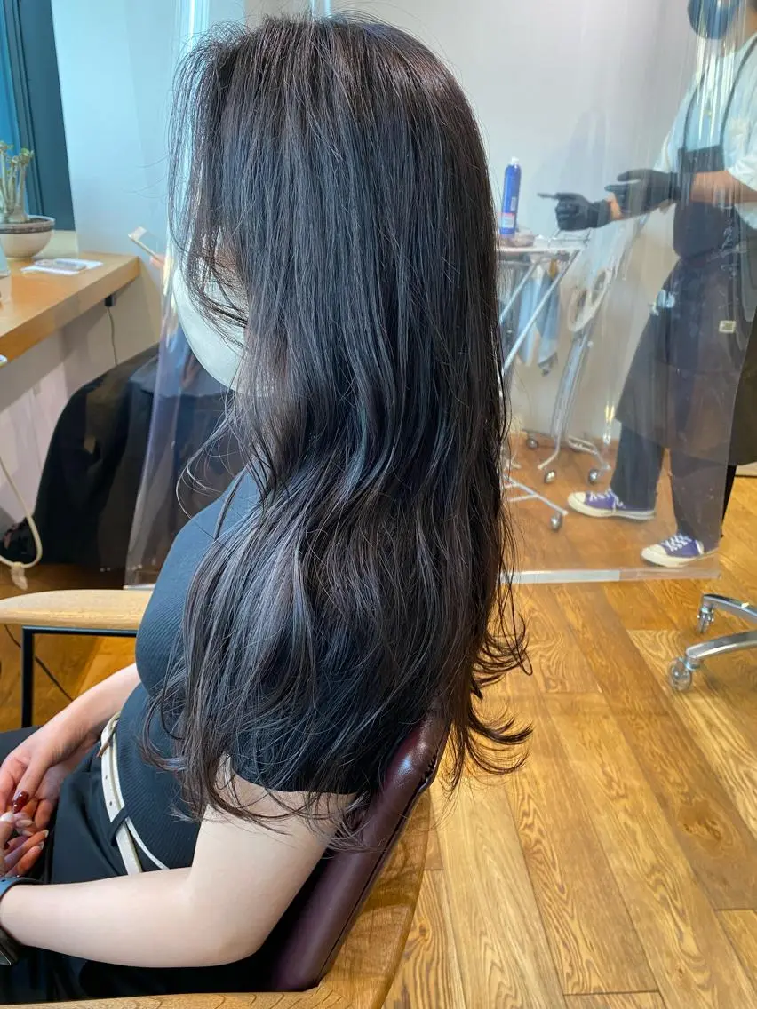 ロング カラー アッシュ ラベンダーカラー ラベンダーアッシュ ヘアカラー トリートメント three.大手前 田井 綾乃のヘアスタイル