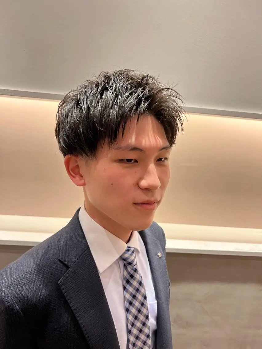 ショート メンズ センターパート メンズショート ショートヘア メンズカット曲がる 縮毛矯正佐々木タクマのヘアスタイル
