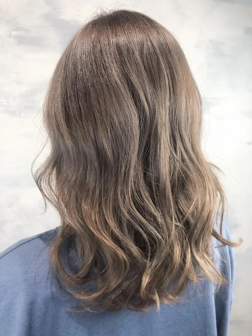 セミロング アッシュ 外国人風カラー biscohair 髪にドラマを。のヘアスタイル