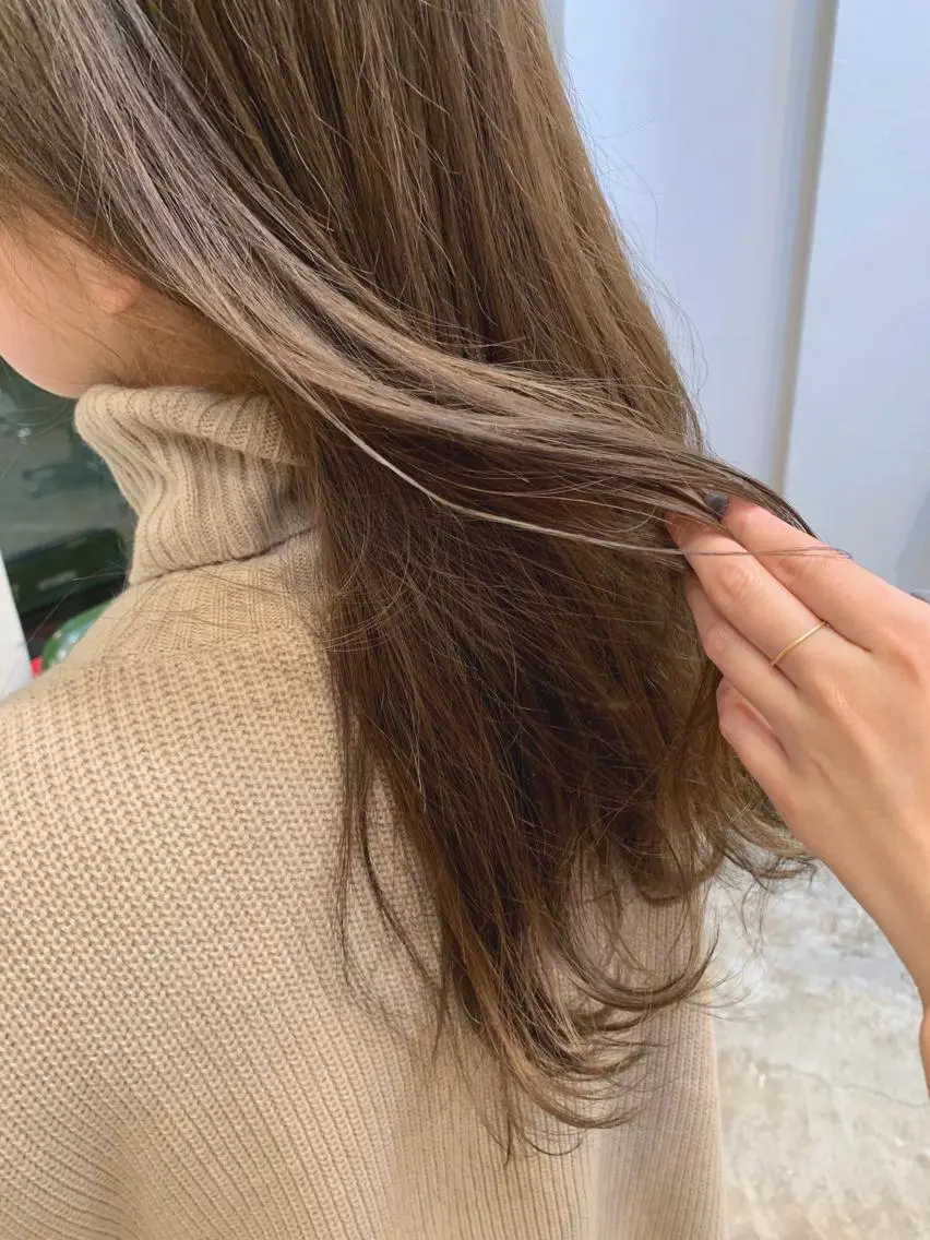 セミロング カラー ベージュカラー ミルクティーベージュ ヘアカラー トリートメント 山下 千明のヘアスタイル