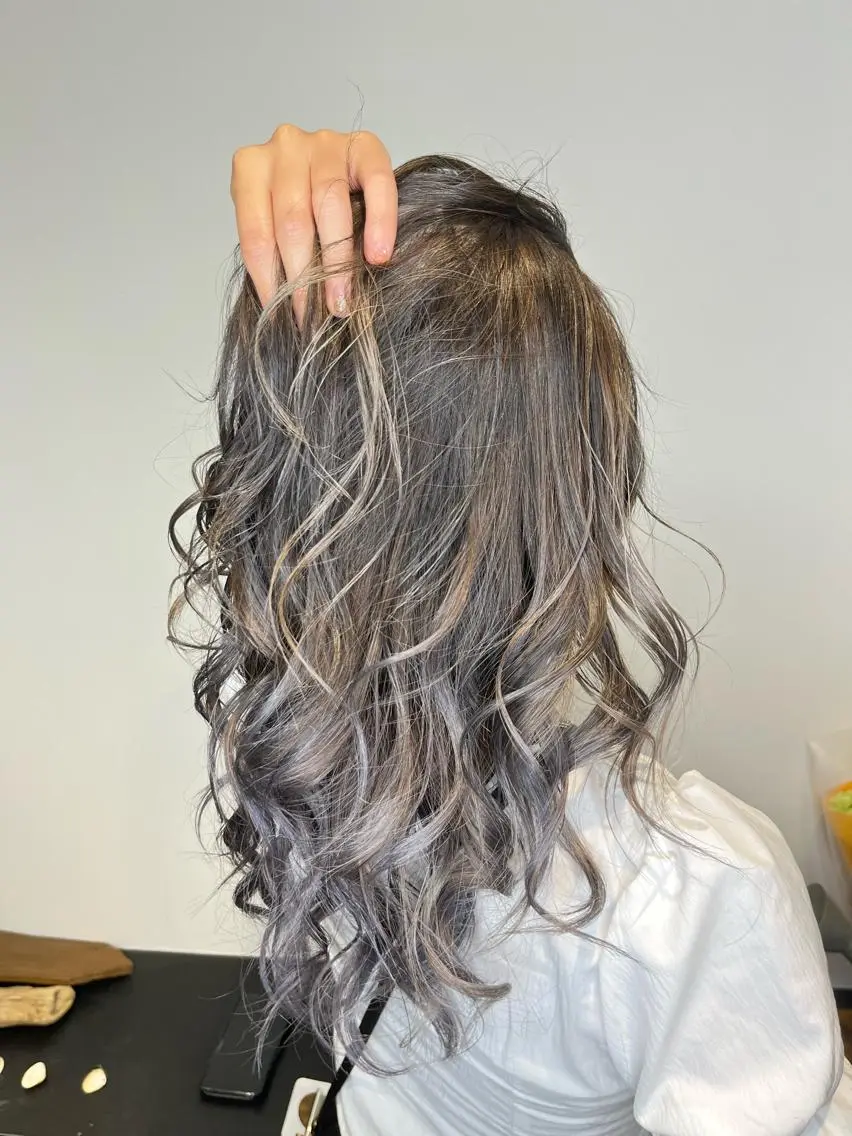 セミロング カラー ヘアアレンジ バレイヤージュ ブリーチ ラベンダーカラー シルバー レイヤーカット 【艶カラー】石山拓人 /ブリーチのヘアスタイル