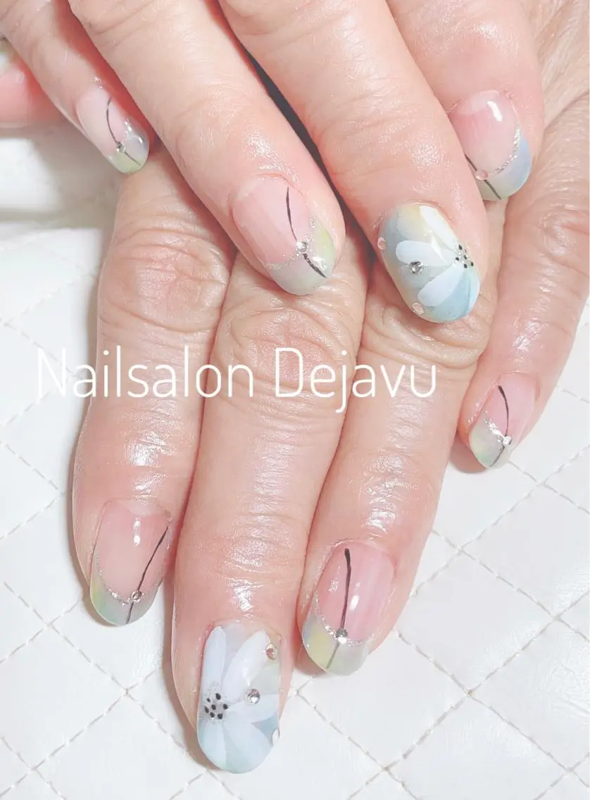 ネイル アートネイル ブルー フラワーネイル フレンチネイル Nail salon Dejavu 🌿のネイルデザイン