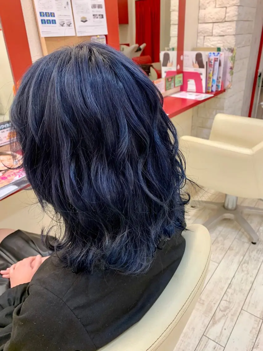 ミディアム カラー ヘアアレンジ ネイビーカラー 今村公介 ブリーチ特化、派手髪のヘアスタイル