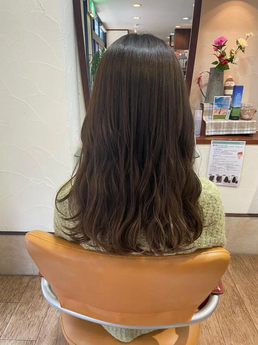 ロング カラー 透明感カラー オリーブグレー サプリームヘア 飯田みち瑠のヘアスタイル