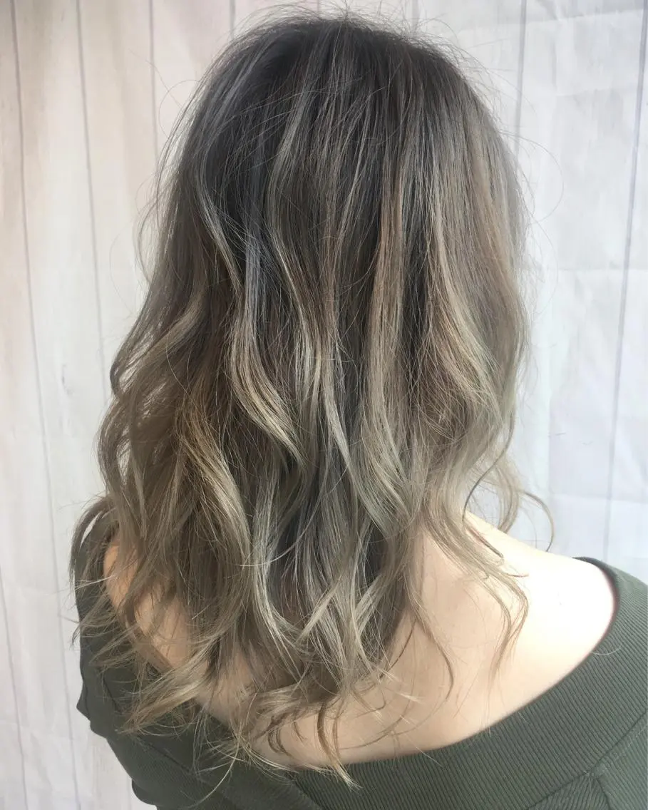 ロング アッシュ アッシュグレー アッシュグレージュ neolive emのヘアスタイル