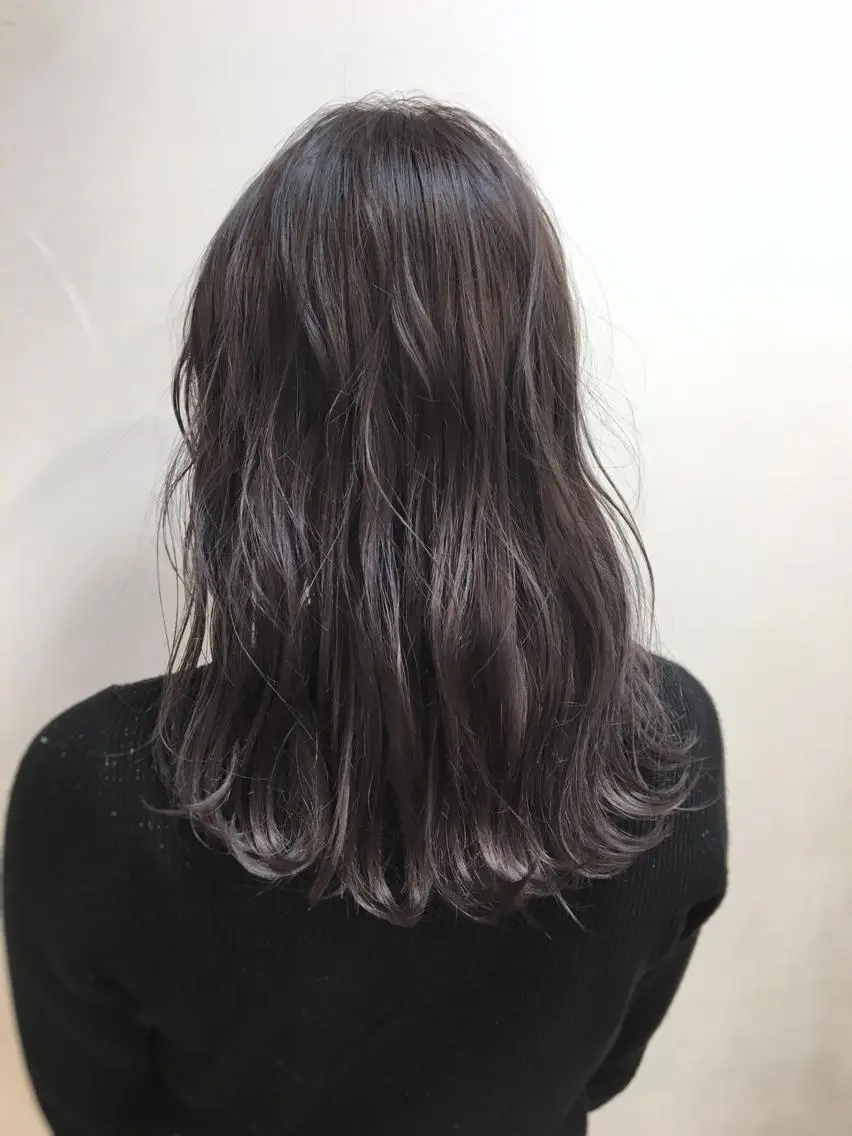 セミロング カラー ブリーチ シルバー ホワイトシルバー ケアブリーチ 坪井佑樹のヘアスタイル
