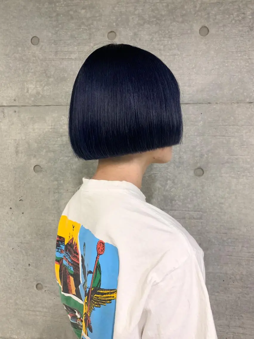 ショート カラー 切りっぱなしボブ 黒髪 ブリーチ ブルーカラー ブルーブラック ヘアカラー トリートメント THE./ブリーチ 透感カラー/髪質改善のヘアスタイル