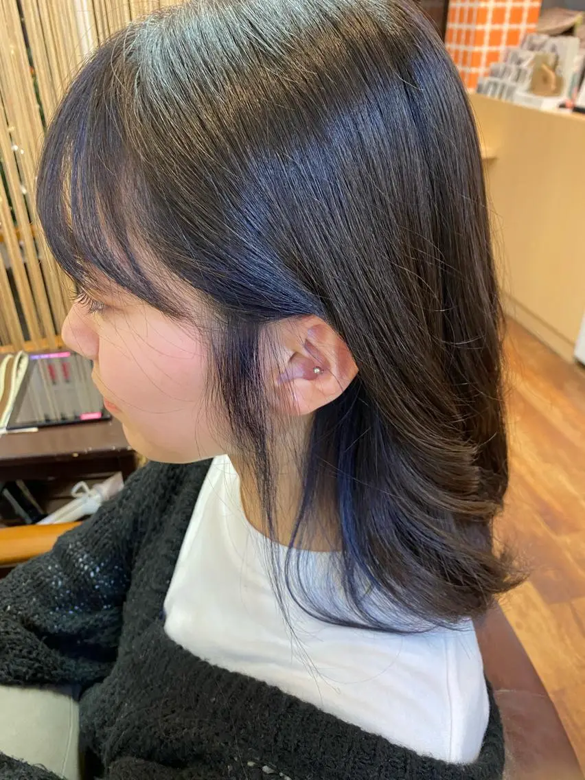 セミロング カラー ブリーチ ブルーカラー イヤリングカラー インナーカラー 神谷 知紀のヘアスタイル
