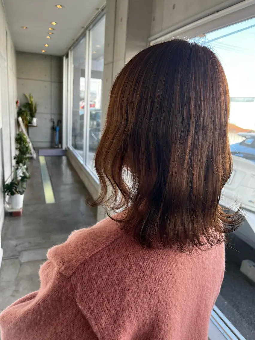 ミディアム アッシュ おせ ちさとのヘアスタイル