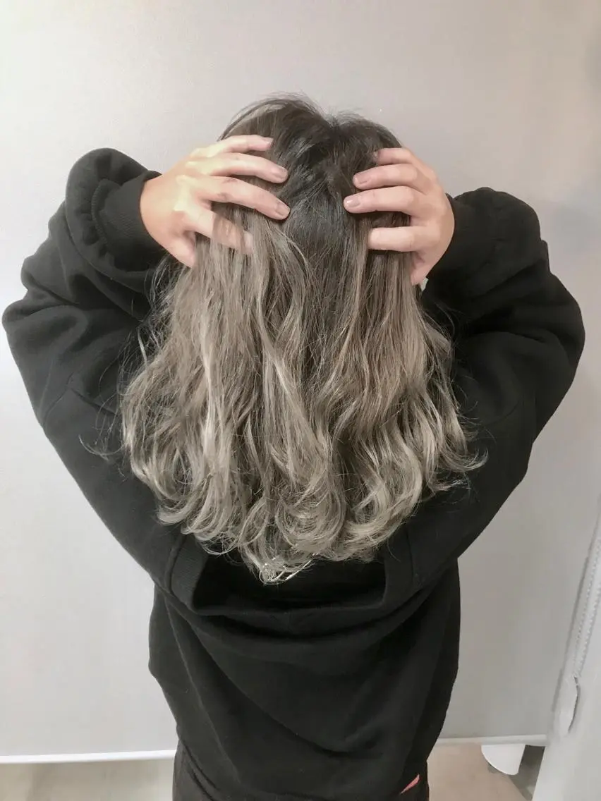 セミロング カラー アッシュ グレージュ 外国人風カラー ヘアカラー トリートメント 新井 広樹のヘアスタイル