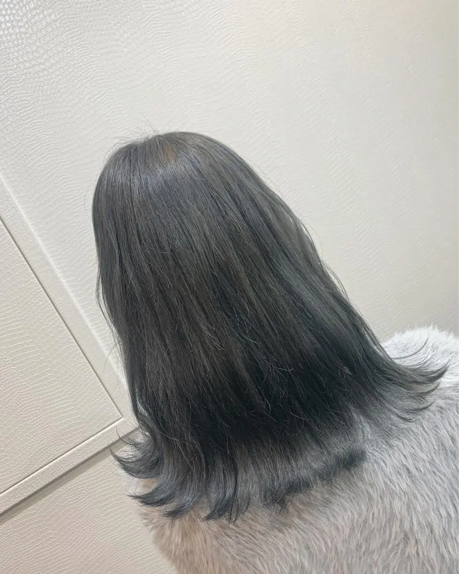 ロング カラー ブリーチ ブルーカラー 透明感カラー シルバー ヘアカラー トリートメント 井上 花音のヘアスタイル