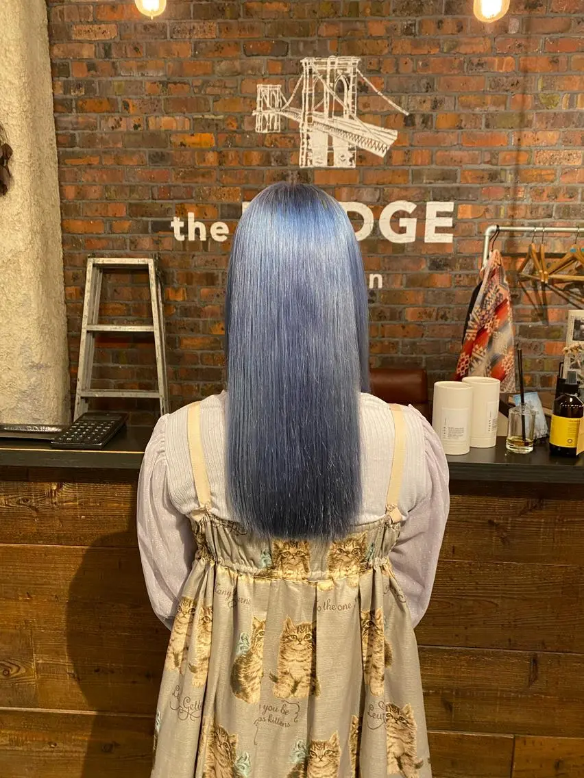 セミロング カラー ブリーチ ブルーカラー the BRIDGE 加藤みのりのヘアスタイル