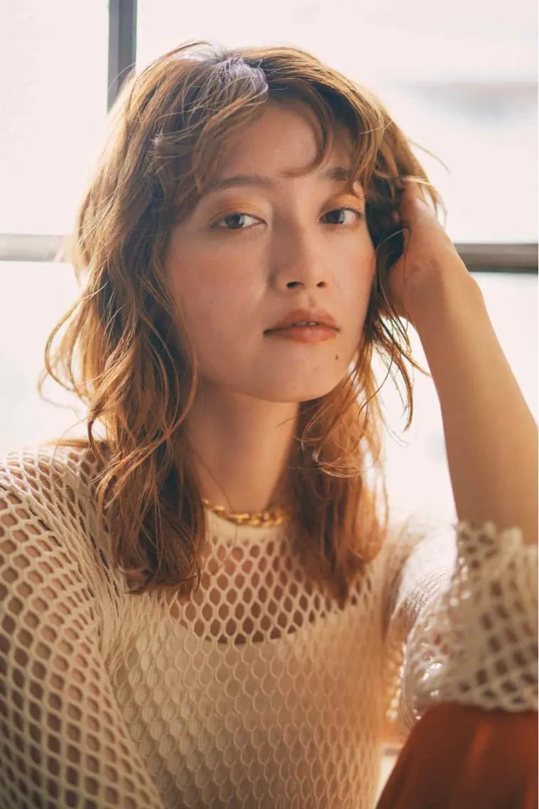 セミロング カラー 岡村 玲奈のヘアスタイル
