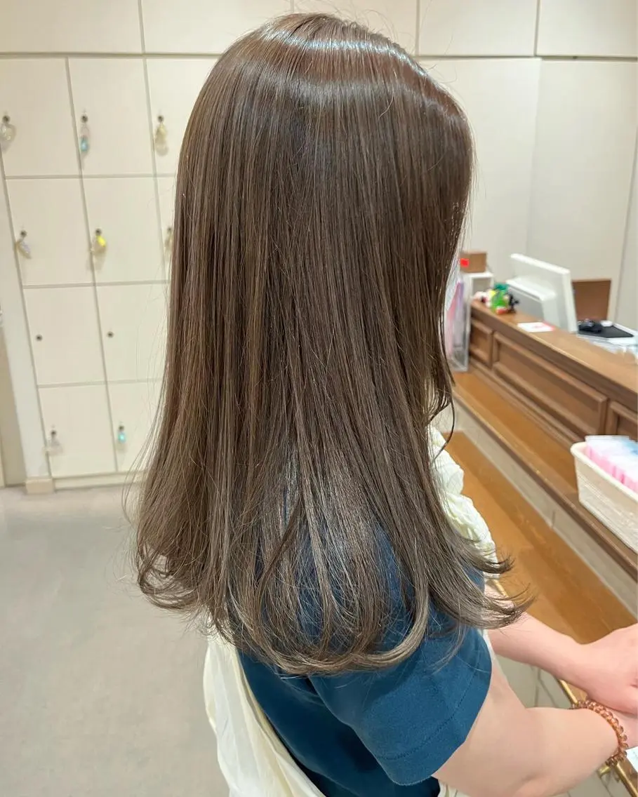 ロング カラー ベージュカラー ブリーチ 透明感カラー ダブルカラー グレージュ ヘアカラー トリートメント サソウ ユリエ🥥のヘアスタイル