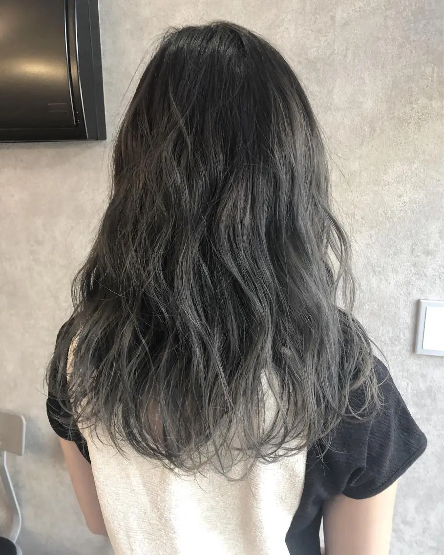 セミロング カラー 顔周りレイヤーカット ブリーチminamiのヘアスタイル