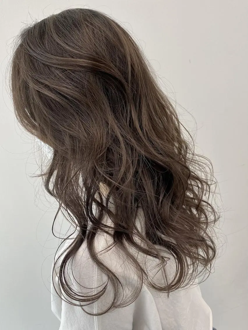 カラー ロング アディクシーカラー アッシュ ブルーカラー ダークアッシュ グレージュ ヘアカラー トリートメント 【公式】amble luxe 中野のヘアスタイル