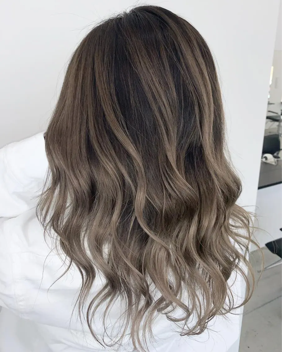 セミロング レイヤーカット 山田 絵里菜のヘアスタイル