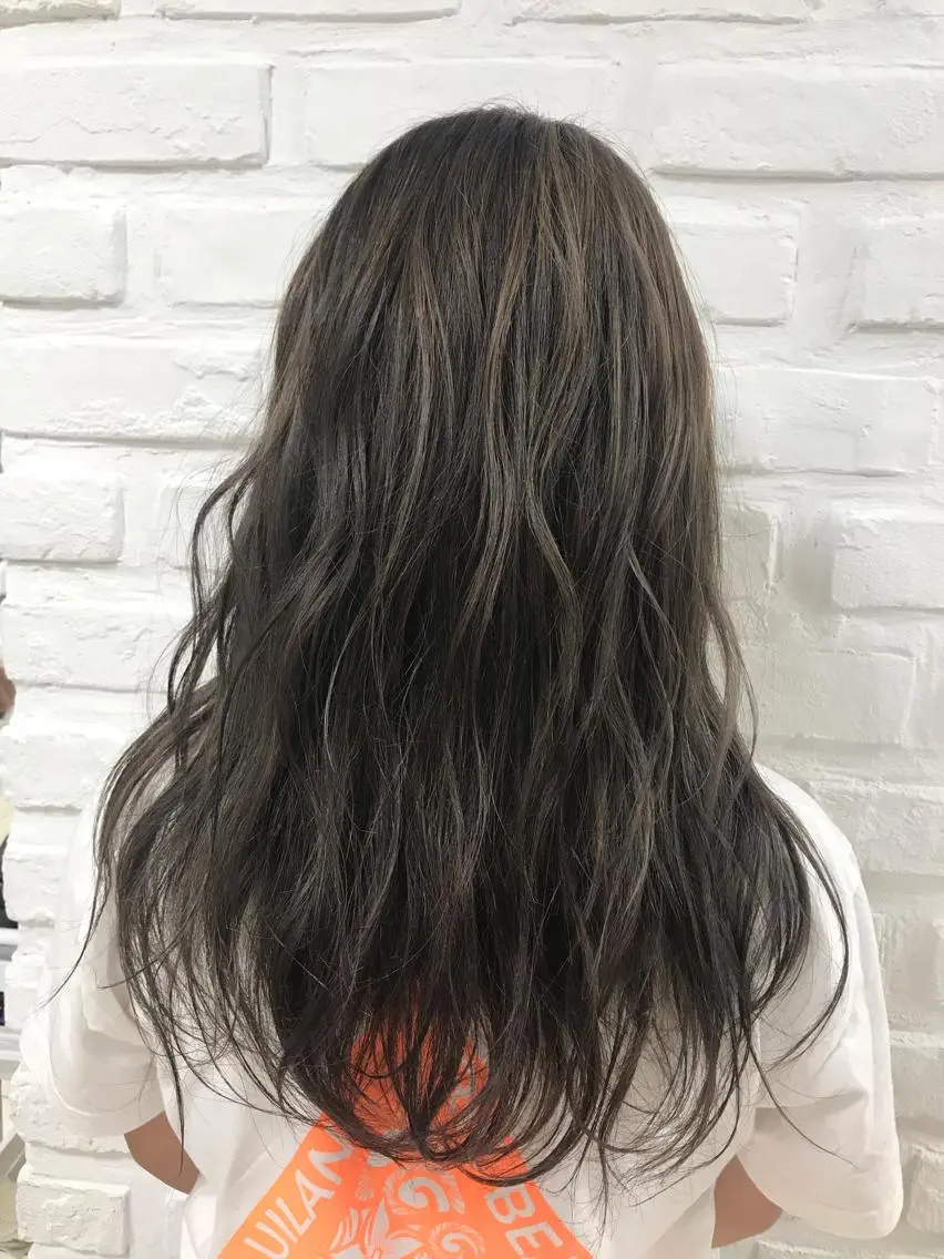 ロング カラー グレージュ ハイライトカラー ハイライト ロング 【暖色カラー特化】 中山由梨のヘアスタイル