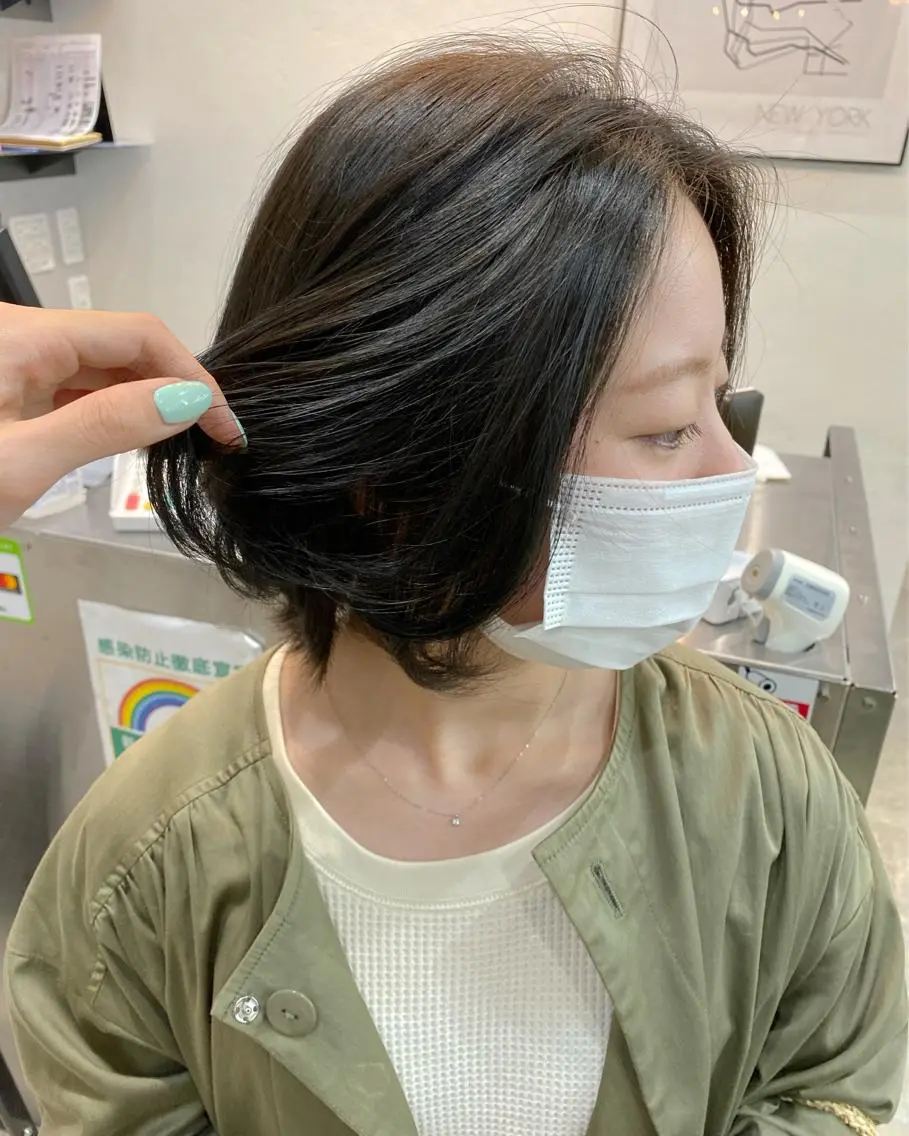 ショート カラー オリーブ/アッシュ やわらか透明感カラーのヘアスタイル