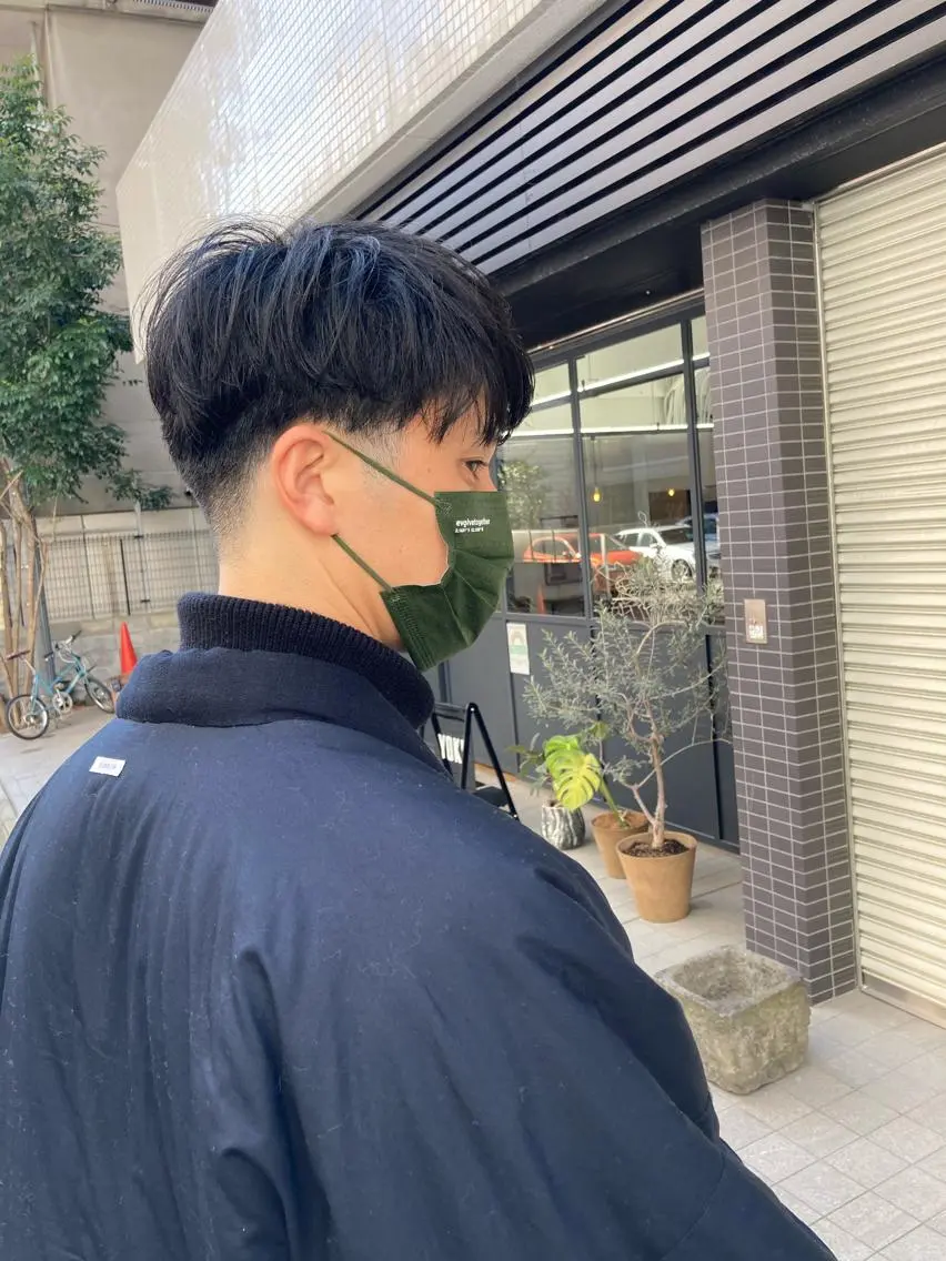 ショート メンズ センターパート メンズパーマ ツーブロック 刈り上げ くせ毛 松岡 俊輔のヘアスタイル