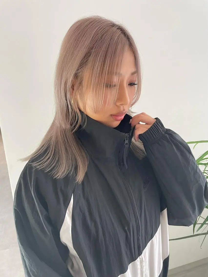 セミロング カラー ベージュカラー ブリーチ ホワイトベージュ 天神最安値エクステ カラーレイヤーカットのヘアスタイル
