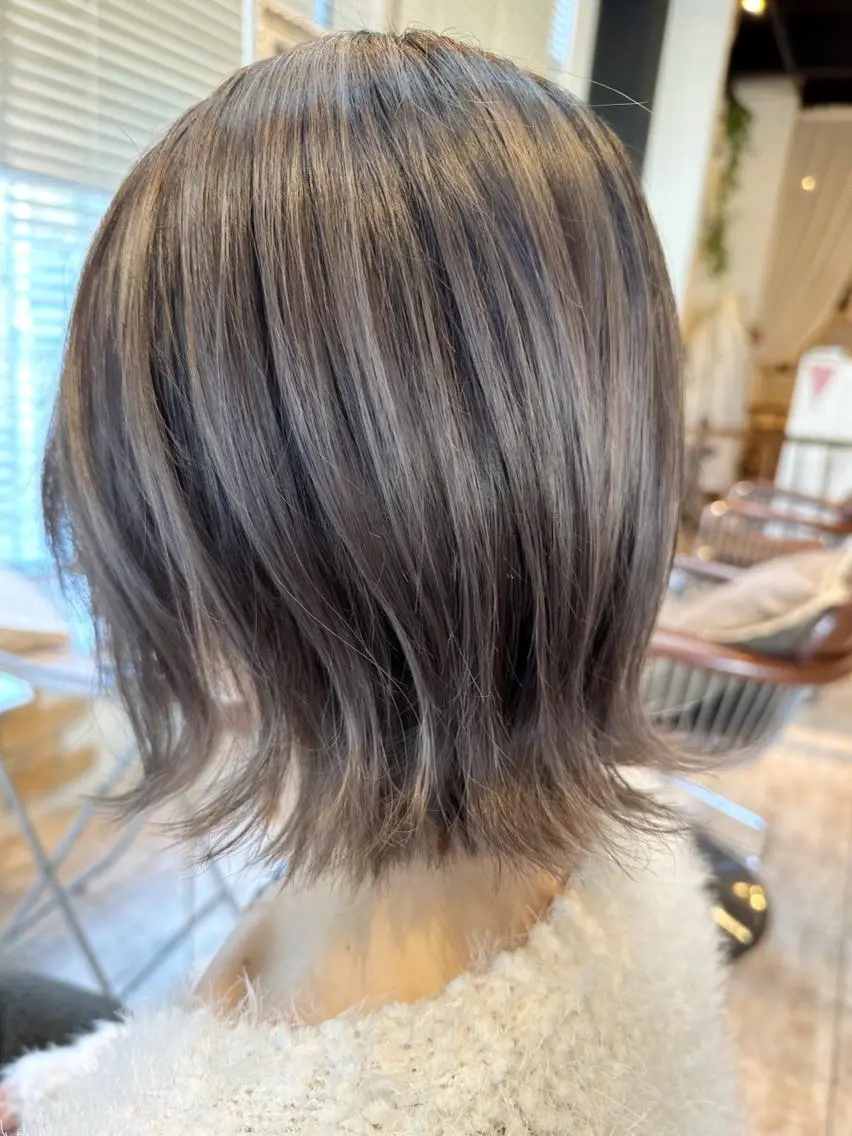 ミディアム カラー アッシュ ブリーチ ケアブリーチ ハイライトカラー シルバー カット ヘアカラー トリートメント ::: gally :::のヘアスタイル