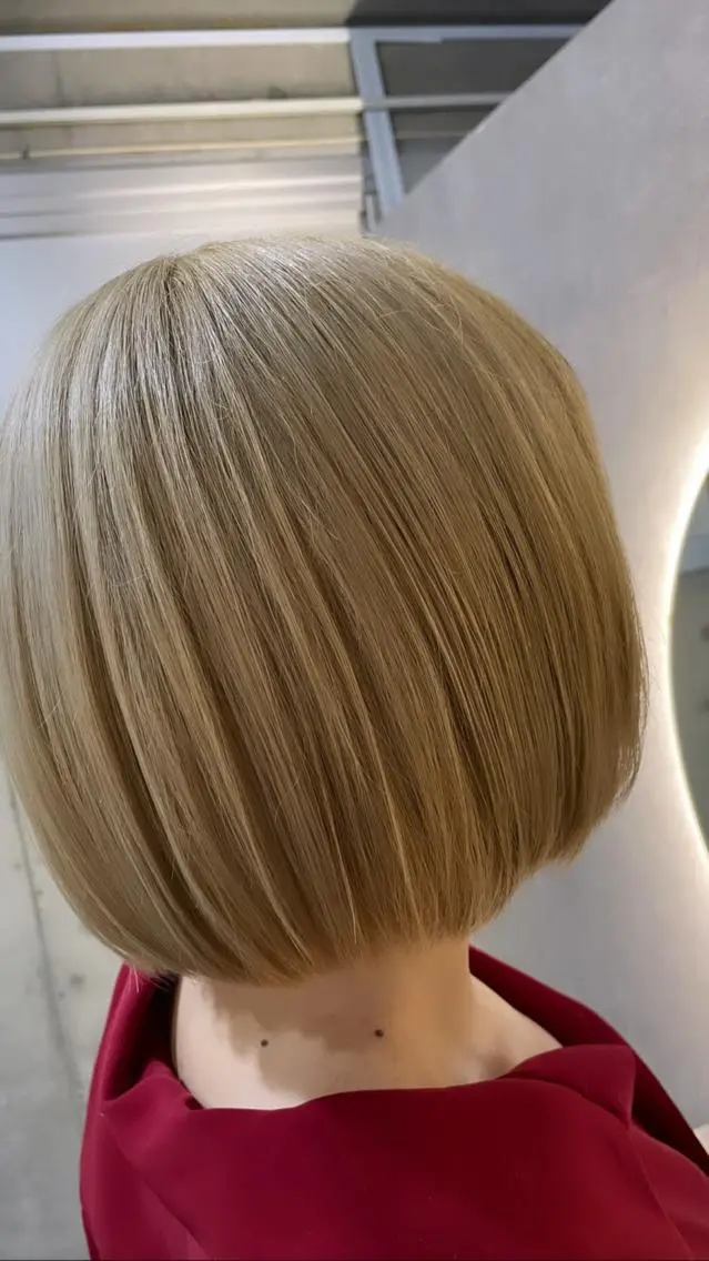 カラー ベージュカラー ミルクティーベージュ 艶髪／ハイトーン ブリーチ／髪質改善のヘアスタイル