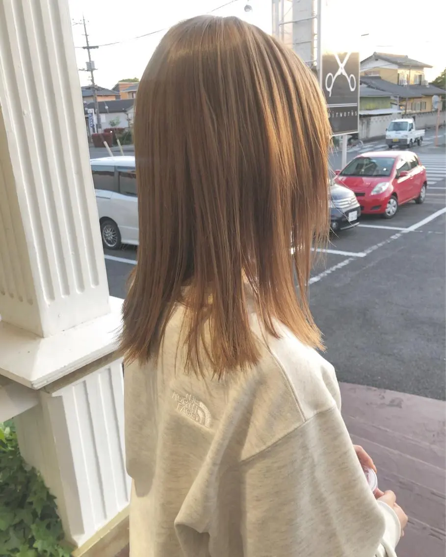 ミディアム カラー ベージュカラー ブリーチ ミルクティーベージュ カット ヘアカラー 江原 彩華のヘアスタイル