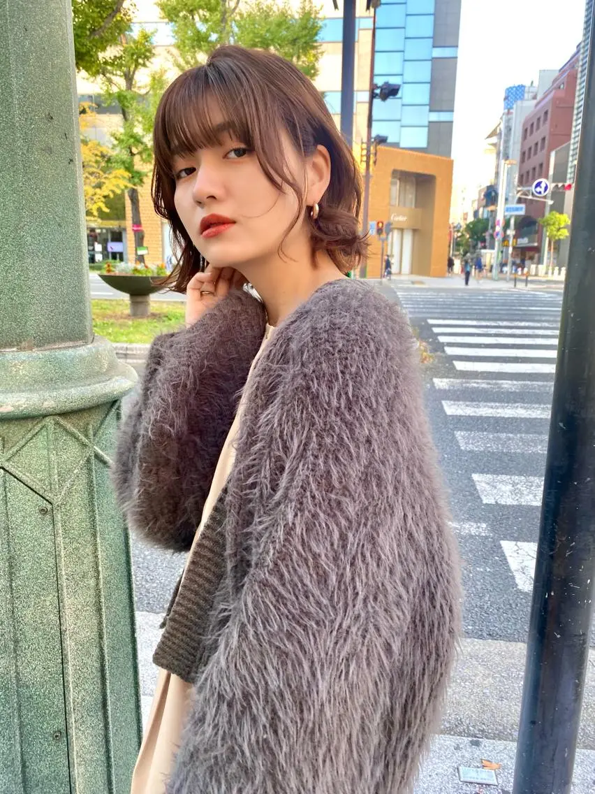 ショート カラー ヘアアレンジ コテ巻き風パーマ 韓国風パーマ　無重力のヘアスタイル