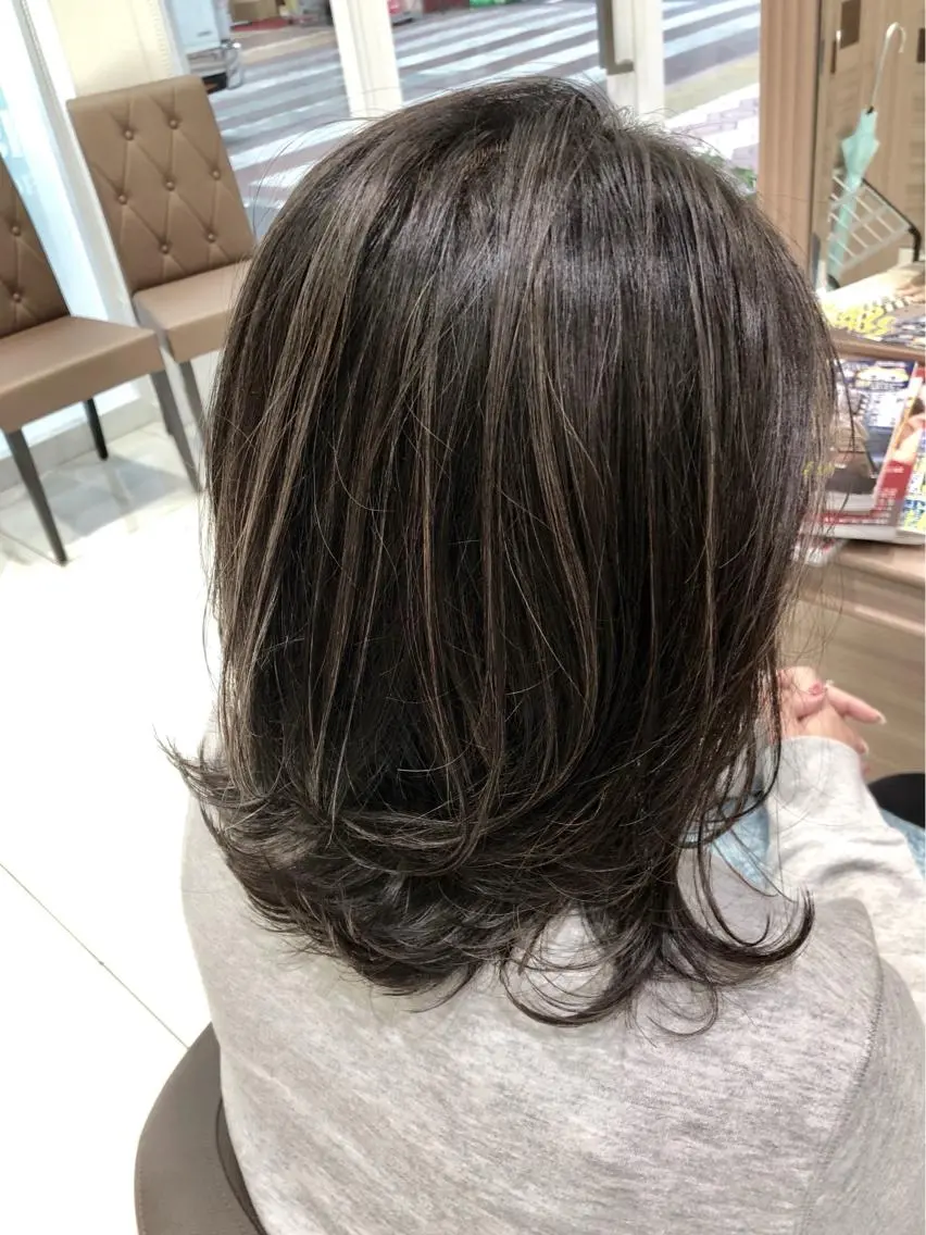 ミディアム カラー アッシュ ダークアッシュ ハイライトカラー ハイライト 小島 仁美のヘアスタイル