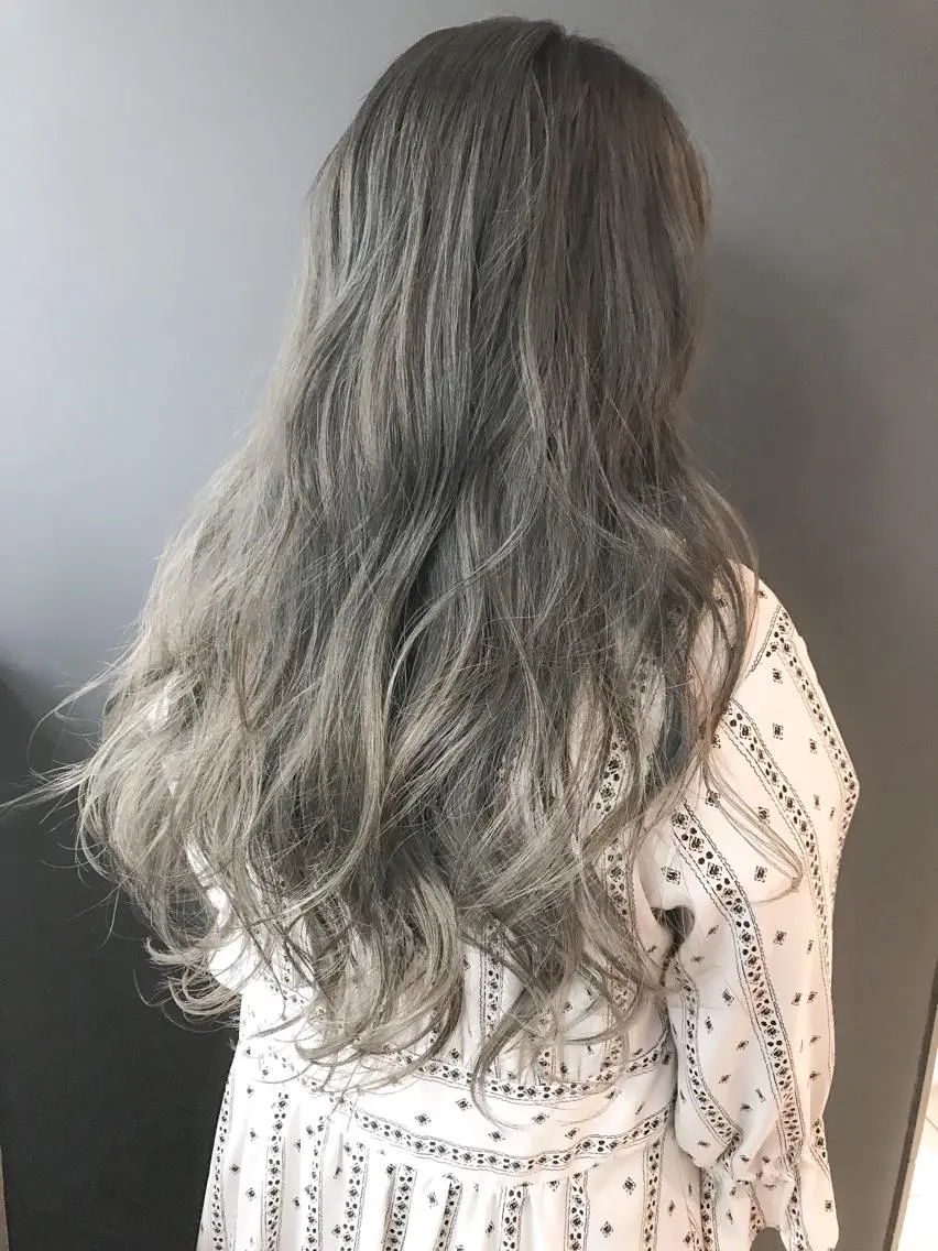 セミロング カラー ブリーチ グレージュ ハイライトカラー ハイライト ヘアカラー BOX mico.のヘアスタイル
