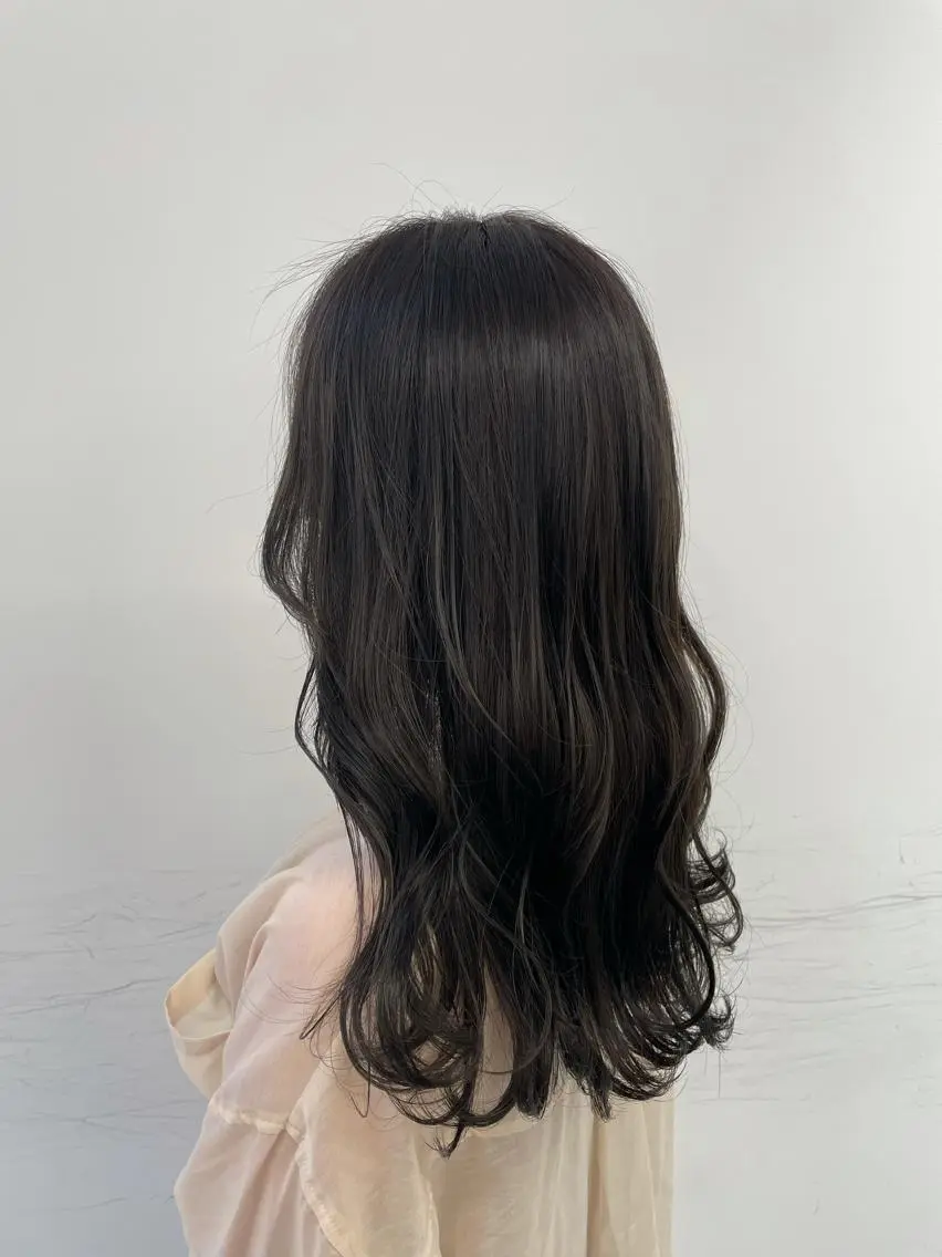 セミロング カラー オリーブグレー ひろせ かなのヘアスタイル