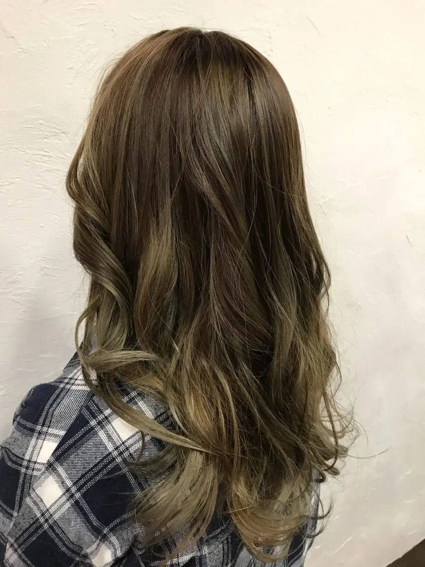 ロング カラー グレージュ 伊藤 優希のヘアスタイル