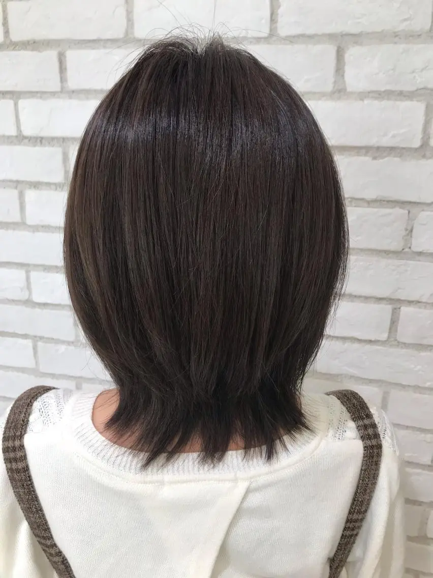 ミディアム くびれヘア レイヤーカット 外ハネヘア 米良 志織のヘアスタイル