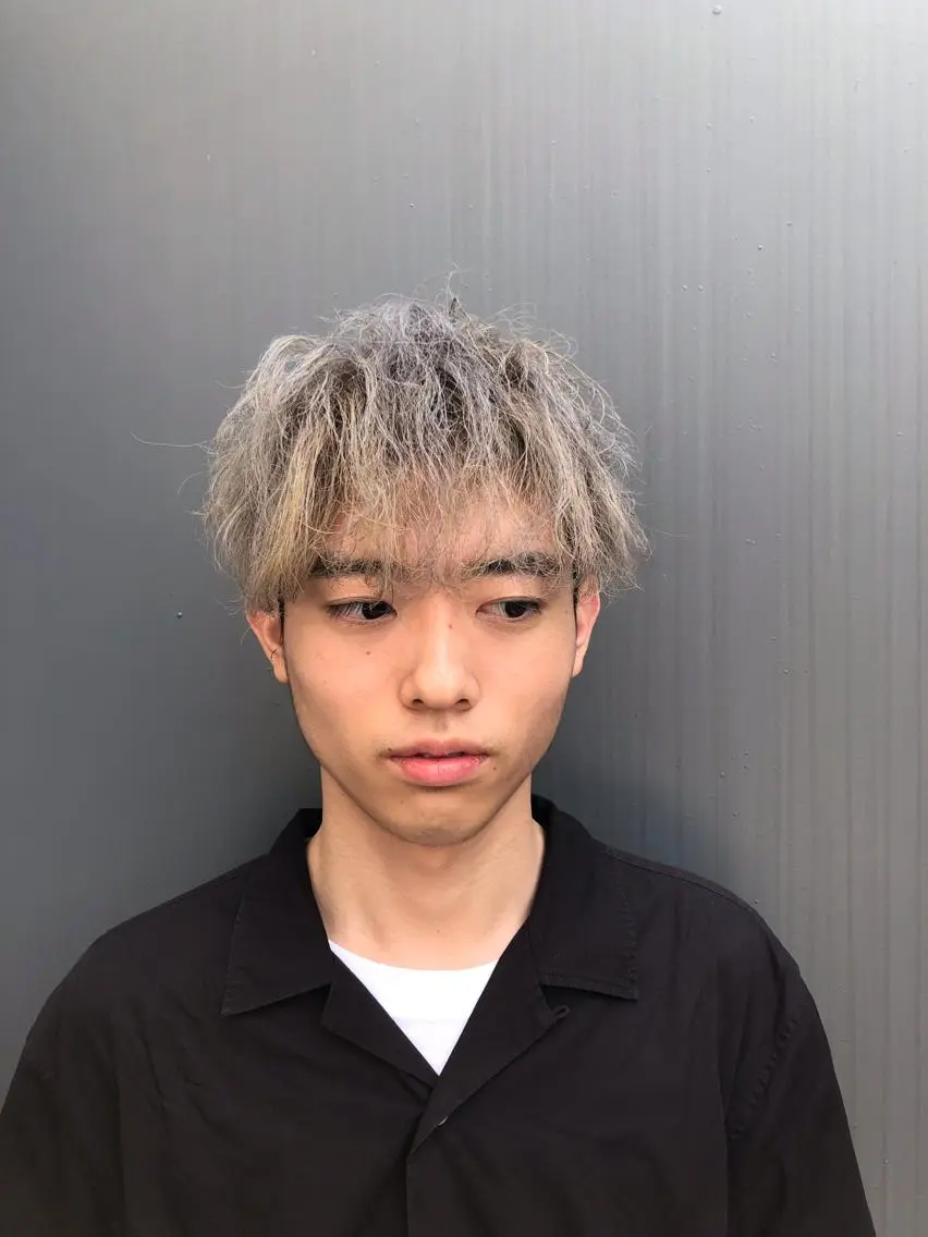 ショート カラー メンズ メンズブリーチ マッシュ ブリーチ うざバング ヘアカラー 佐野 智史のヘアスタイル