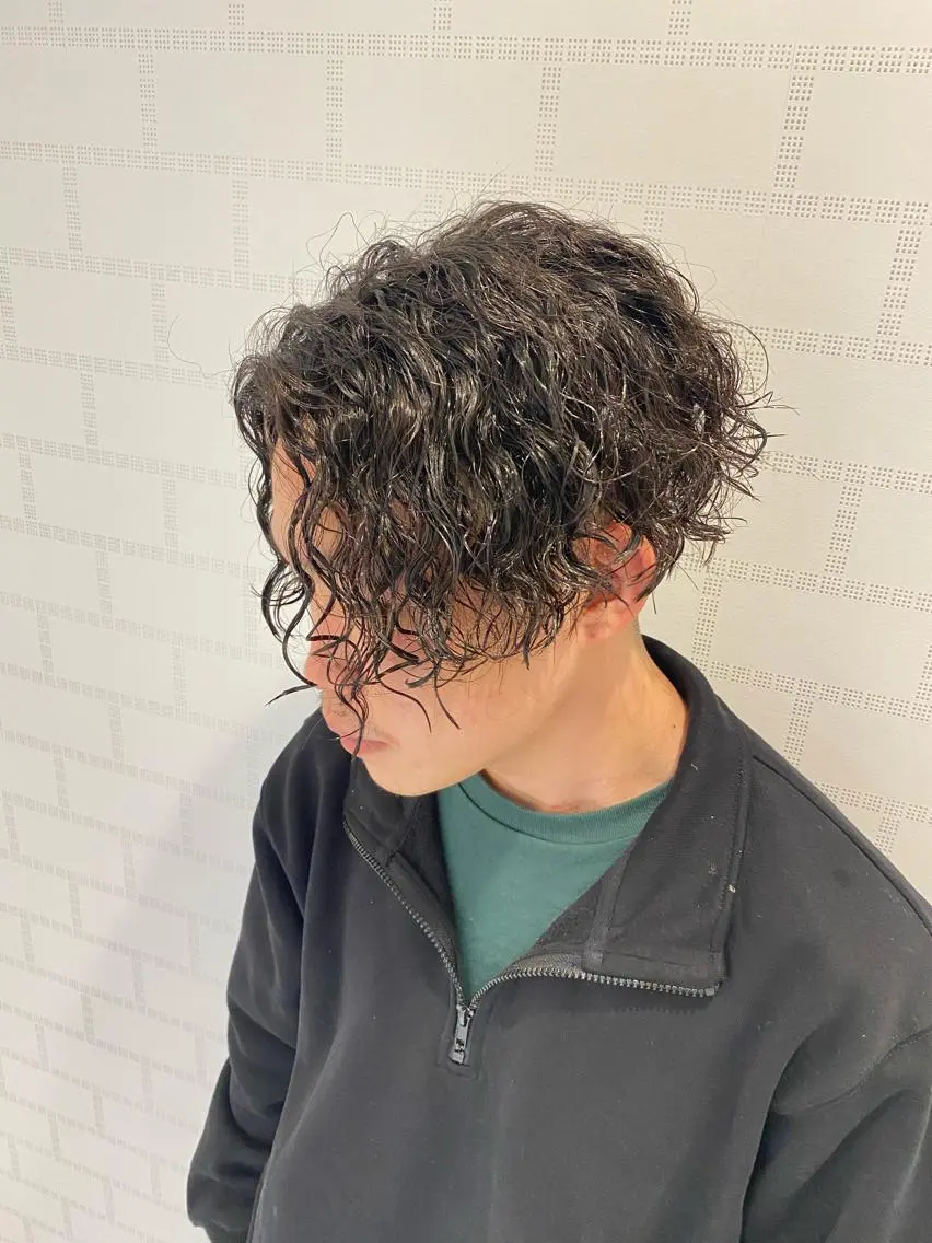 ミディアム パーマ メンズ センターパート マンバンヘア 塩谷黎✨イルミナ カラーメンズパーマ✨のヘアスタイル
