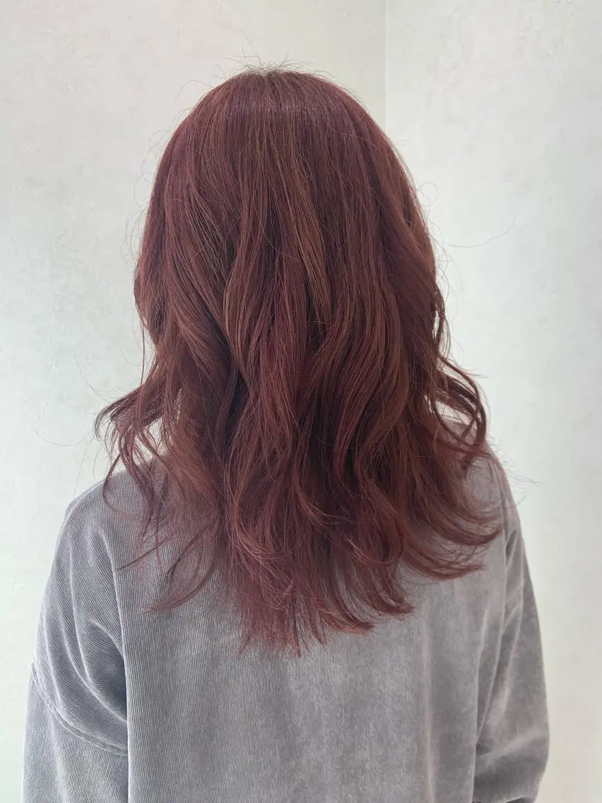 セミロング カラー パーマ ブリーチ レッドカラー ローズカラー ハイトーンカラー🤍 山下 優華のヘアスタイル
