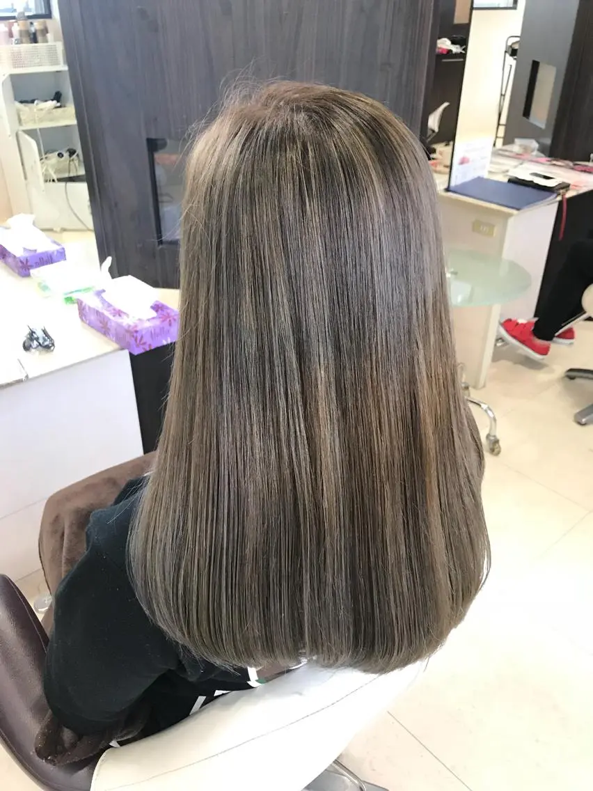 セミロング カラー ベージュカラー ハイライトカラー ミルクティーベージュ ハイライト カット ヘアカラー Oopsレイヤー 加藤澄都のヘアスタイル